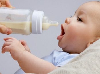 bayi minum susu botol